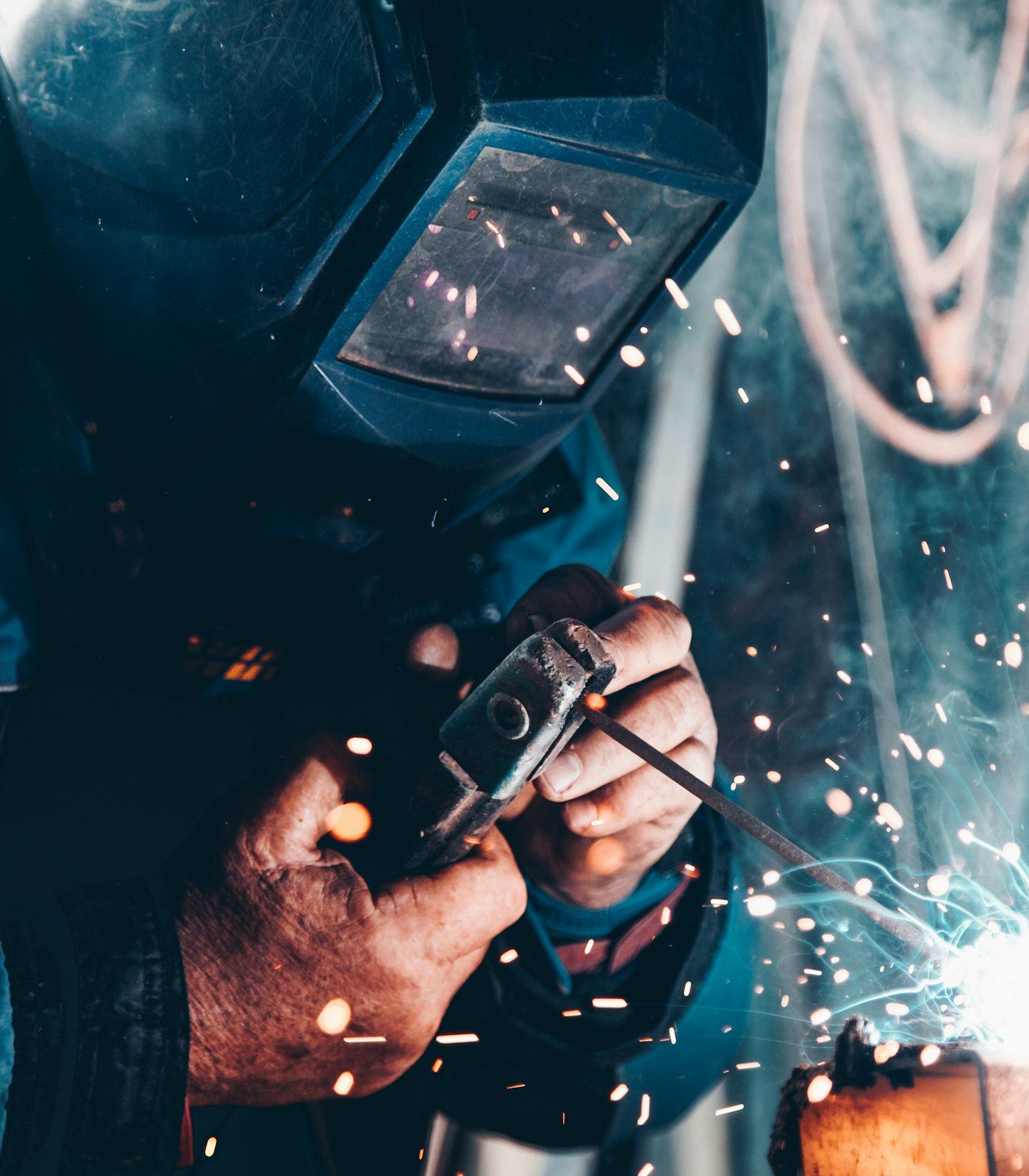 Schweißer bei der Arbeit in einer Metallwerkstatt
